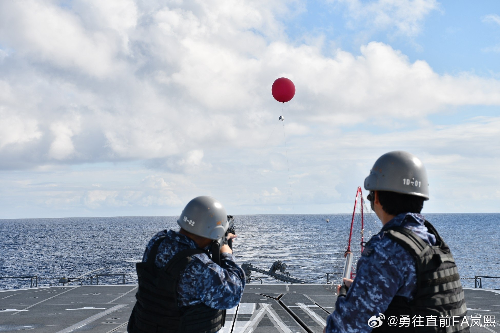 以色列研制的“SMASH 3000”智能瞄准具已出现在日本海上自卫队人员手中。

日本海上自卫队“照月”号驱逐舰的舰员在演习中，使用加装了该型瞄准具的20式突击步枪，针对小型自杀无人机进行了模拟交战训练。

SMASH系列瞄准具本质上是一种集成人工智能技术的紧凑型火控系统。它能够自动计算针对移动目标 ​