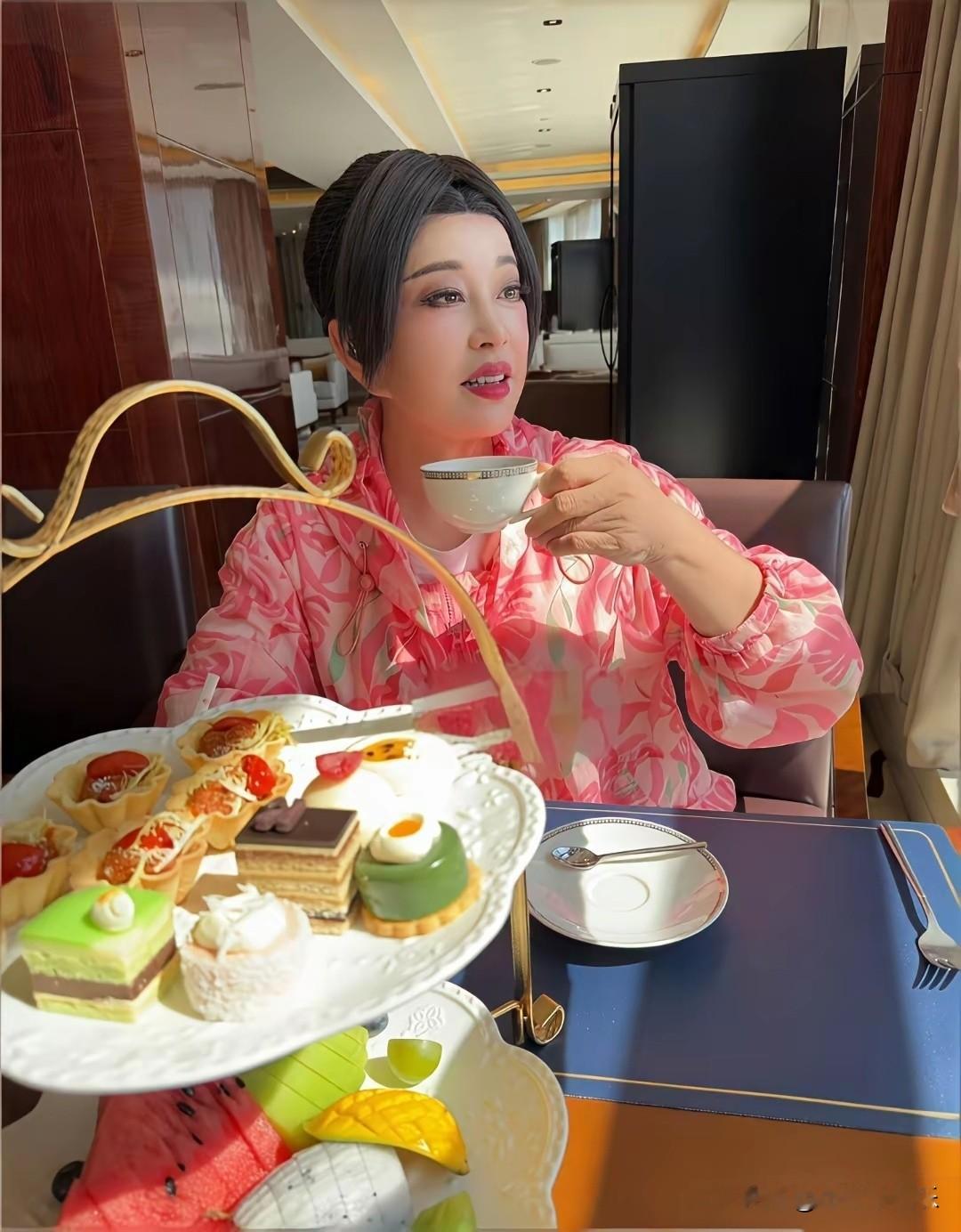 75岁刘晓庆现身太原一家大酒店享用下午茶✨
 
一身亮眼红色印花衬衫，搭配浓艳妆容，低盘发打理得干净利落。镜头里她皮肤状态紧致，举手投足间透着温婉从容的气场。
 
此番来到太原，刘晓庆将在太原大剧院登台上演经典话剧《风华绝代》，时隔多年，再度演绎武则天这一经典角色，勾起不少观众的怀旧情怀。
 
年过
