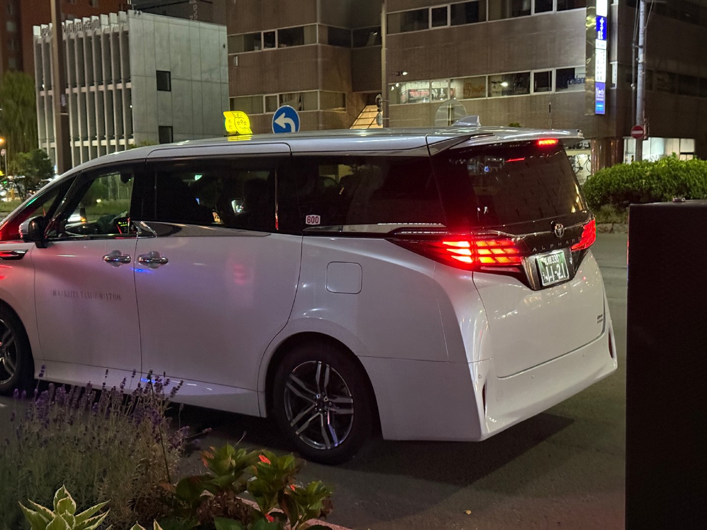 北海道特有的斯巴鲁出租车跟阿尔法出租车 ​