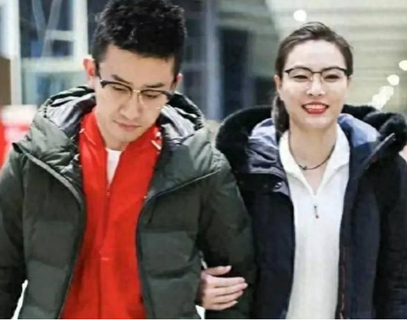 2017年，奥运冠军吴敏霞结婚时跪下给婆婆敬茶，婆婆一脸骄傲，更令人不敢想象的是，婚后吴敏霞两次怀孕，婆婆都没去看过一眼，不知道的以为吴敏霞是高攀豪门了，可实际上她的丈夫只是一个有些贫困的普通人，而背后也真相让人意外......

说起吴敏霞，很多人第一反应就是那个站在跳水台上英姿飒爽的身影，五枚奥