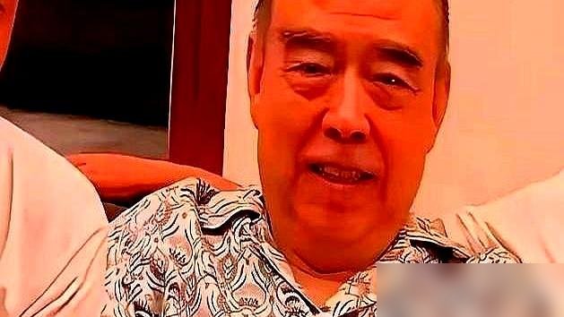 74岁陈凯歌在饭局上给全桌人倒酒，亲手剥虾，陈红在后厨盯着菜，陈飞宇站旁边看着。
这不是家宴，是三亚的一场局。老陈穿得比谁都体面，干的却是服务员的活。
一桌人没几个比他腕大，他挨个敬，挨个剥。旁边儿子插不上手，就杵那儿看。
别人觉得掉价，他算的是另一笔账。
陈飞宇新片《神探之痕迹》国庆上了，