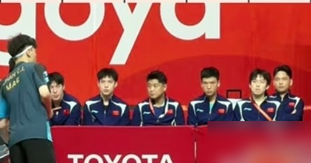 国乒男团首秀，球迷全傻眼了，没直播，连个画面都看不着。
9月20日男团小组赛打澳门，林诗栋第一个上，结果比赛被扔在8号桌。整个亚运会乒乓球就1号桌2号桌有转播信号，3号到9号桌，纯纯的盲区。解说也懵，只能蹲在官网上刷比分，靠文字脑补回合。前方有记者，可传回来的图也就那么几张。全网球迷一边盯比分一边