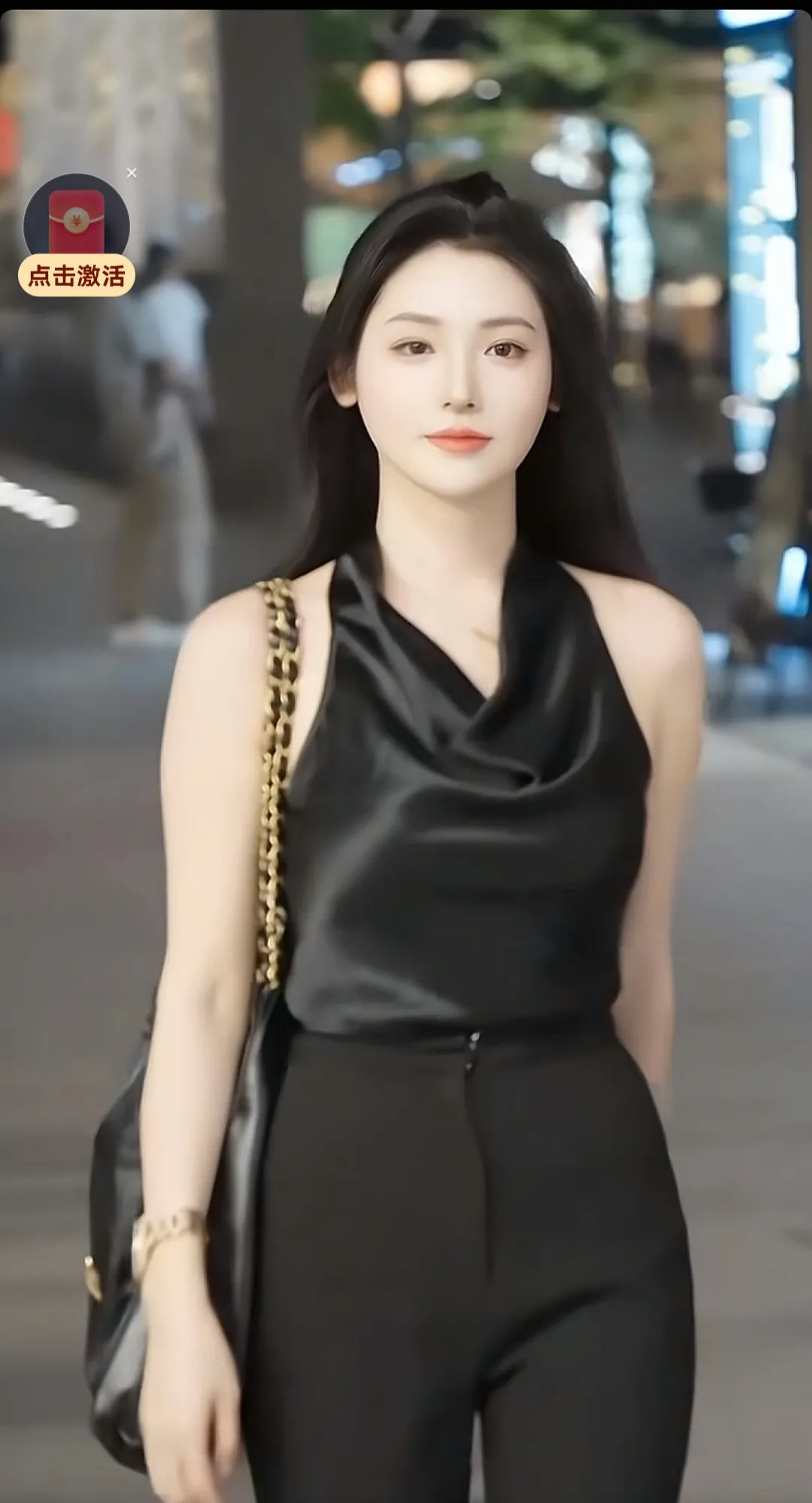 都市女郎的优雅穿搭，黑色丝质上衣搭配高腰裤，时尚又大方