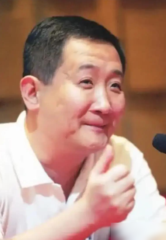 三个月亏光40万，就因为他拉不下脸。
梁天当年开梁家菜，圈里朋友全来捧场。他倒好，谁来都免单，硬撑着不收钱。三个月，账面直接干进去40万。赵本山看不下去了，进门没聊几句就点他：你这是在开店，还是在请客？
一句话给梁天戳醒了。他转头请了职业经理人，砍菜品、立规矩，谁来了都得买单。这才慢慢喘过气来。