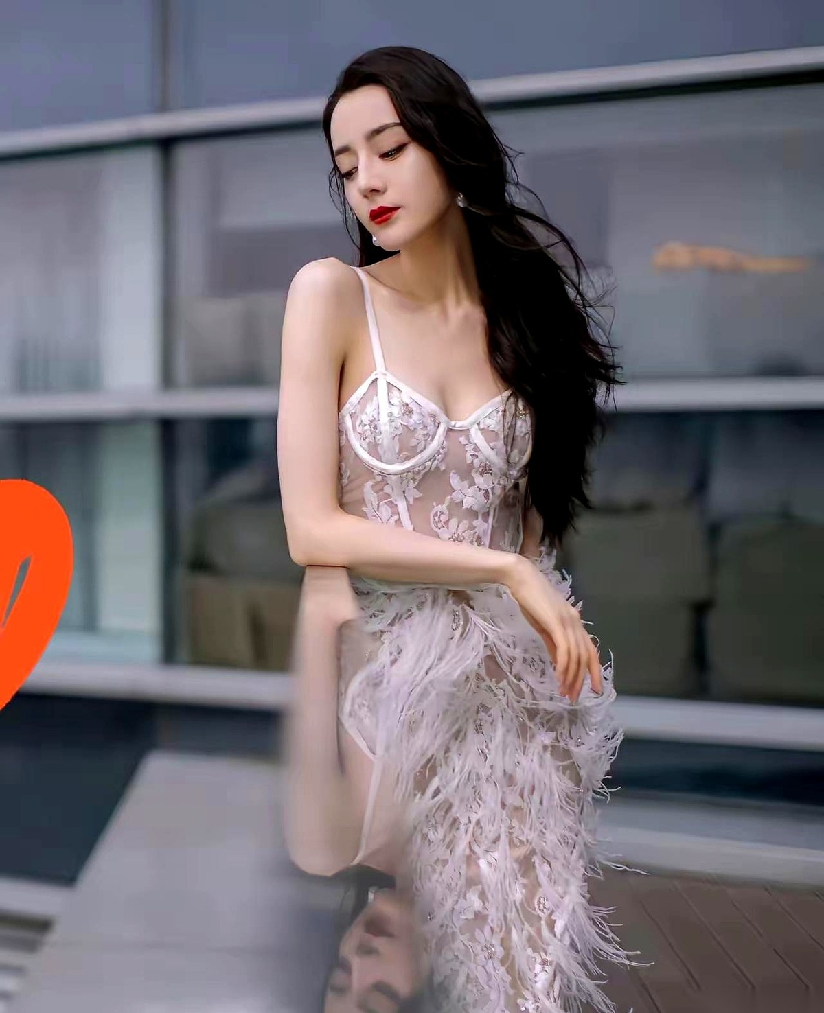 迪丽热巴在粉丝见面会上，用黑色蕾丝眼罩蒙着眼，嘴里还衔着一朵红玫瑰。
这跟她平时走红毯那种生人勿近的冷艳大美人做派完全是两个极端。
刷屏的见面会抓拍图正被拿来和她之前那件白色羽毛礼服挨个比对。
人习惯了一种固定的样子，猛地给个反差，冲击力总是最直接的。
平时她总给人一种清冷感，这次显然是冲着打破印象