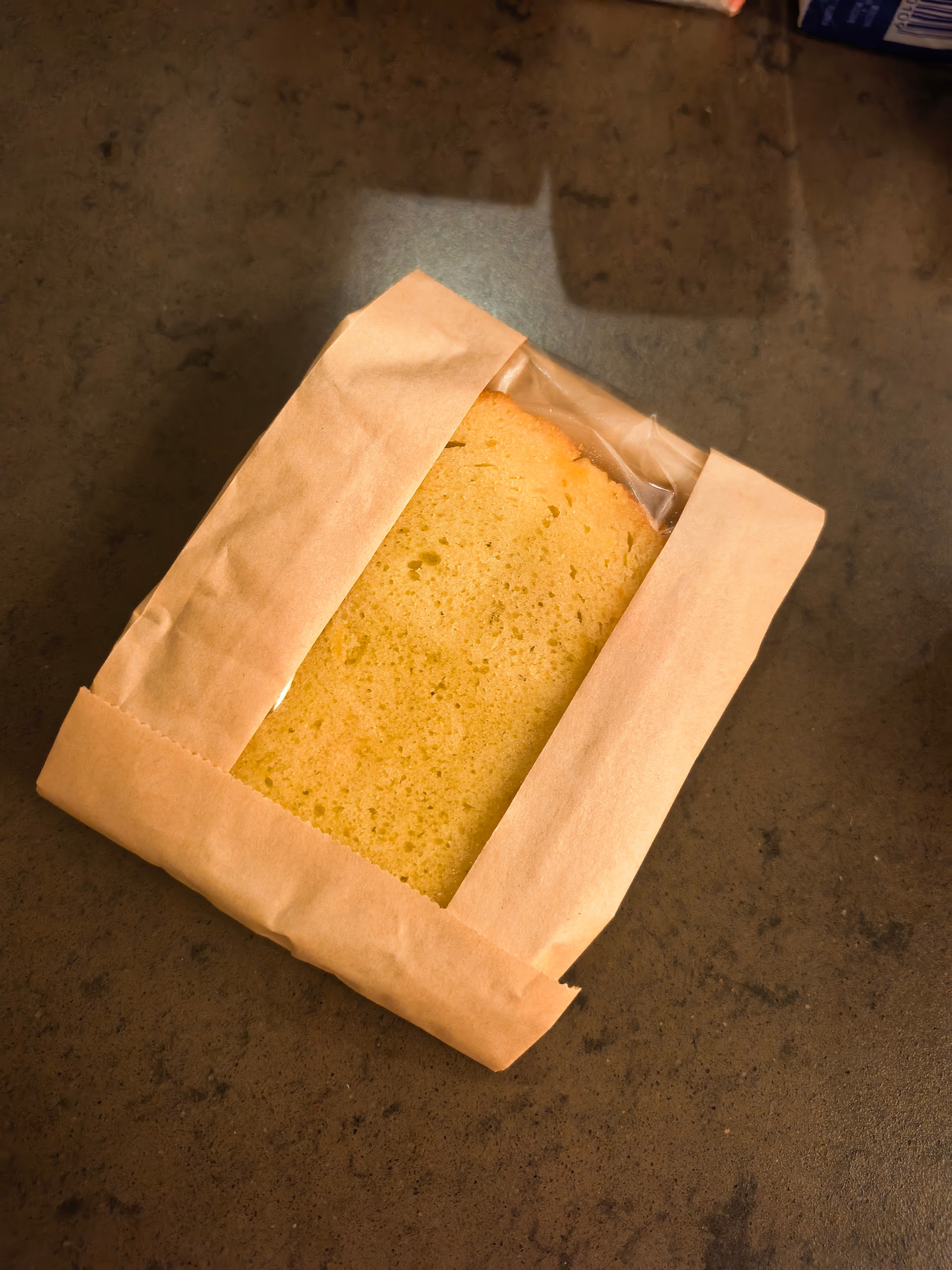 今天吃完饭之后，餐厅送的伴手礼是个柠檬pound cake
上一次拿到这个伴手礼，是在拉斯维加斯吃Joel Robuchon
那是18年的12月。之所以记得那么清楚，是因为我在餐厅里吃完一顿米其林三星之后，晚上11点多回到酒店里，无法控制自己地把那个pound cake吃完了（那可是一整个pound cake！还特别特别甜！粗略 ​