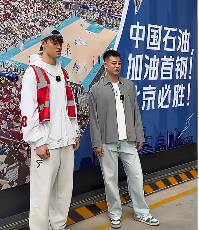 曾凡博、方硕变身加油站引导员，球迷惊喜说道，加个油还遇上球星了。  近...