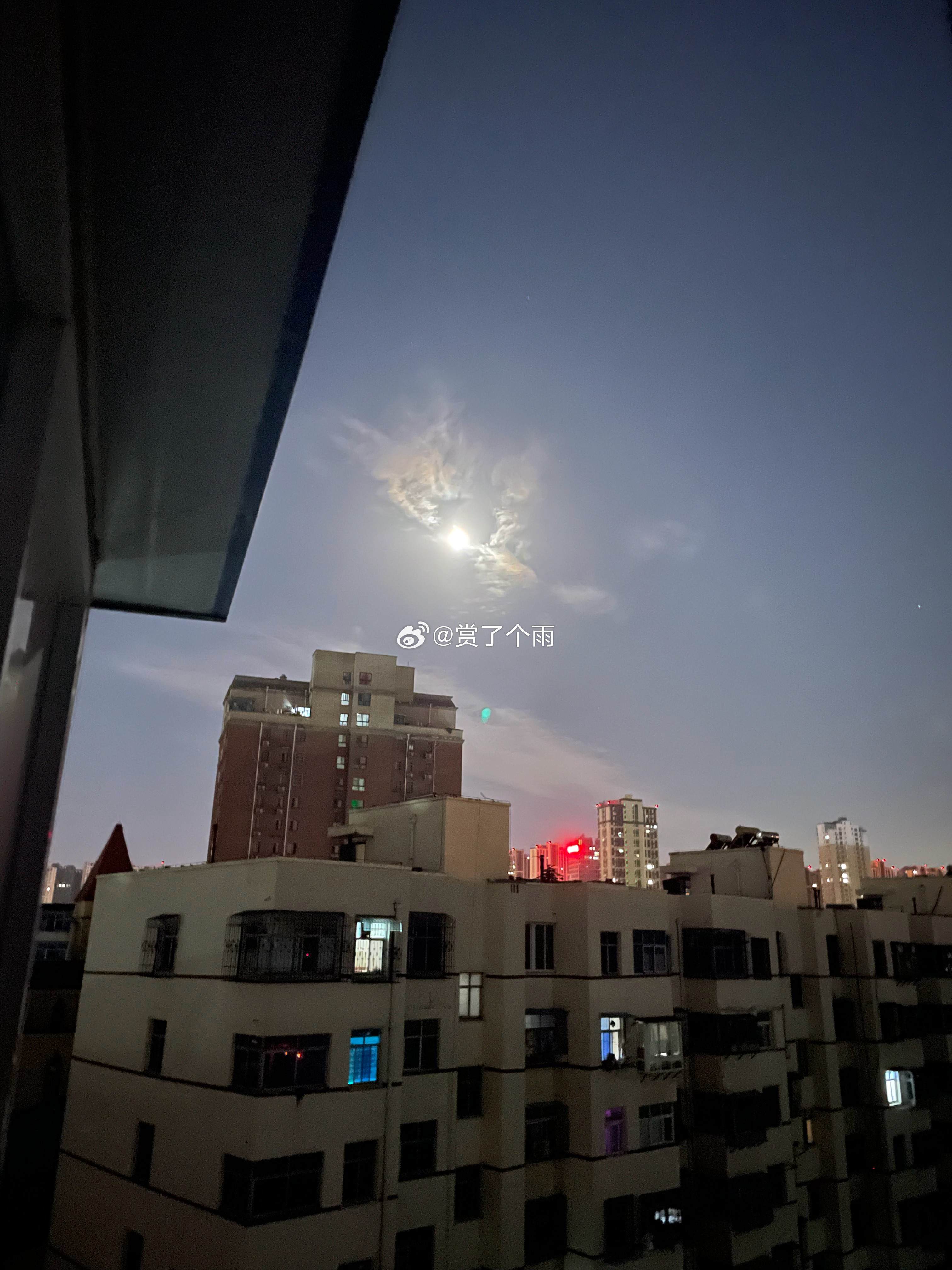 月光洒落在屋内，明亮照人。 ​​​