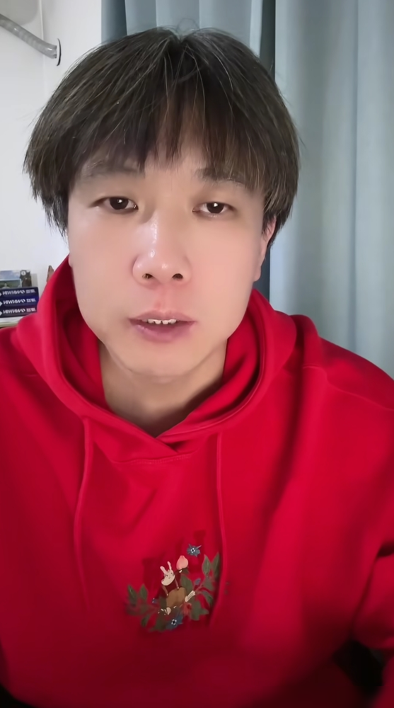 王楚钦拿三块银牌，被骂成什么样了。可那个直播里说得最狠的，不是喷子，是个前北京队的老队员。他说，国家队花这么多钱培养你，男单决赛0比4交出去，男团还输给张本，这不叫低谷，这叫交不了差。
话难听，但人家接着补了一句，王楚钦不适应亚运会的球台和用球，是真的。别人练一个月，他可能上手三天就开打。
骂归