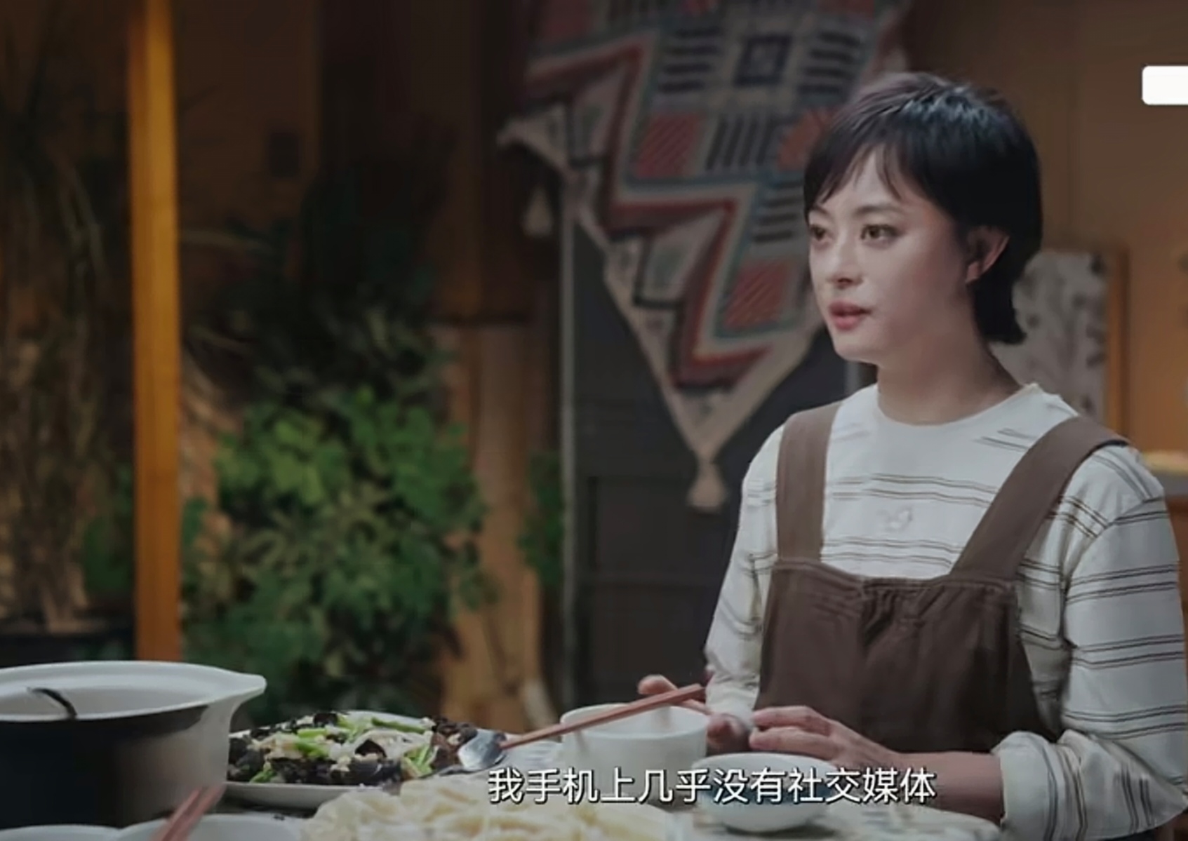 孙俪说：“我手机上几乎没有社交媒体，因为我觉得我还没有很好的可以说看到不去想，所以我就不去看。”

而她远离网络，最大的原因，是为了保护孩子。
 
曾经网上一堆不实传言，硬生生影响到了女儿小花。

老师告诉孙俪：孩子最近很不开心，一直担心爸爸妈妈会离婚。

孙俪懵了：为什么？原来，同学都在问小花：“