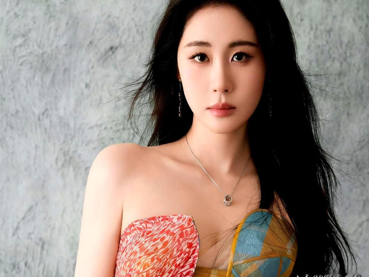 张碧晨这身衣服，真不是一般人能驾驭的。

裙子像把五六件衣服裁开又缝上的，花色杂得眼花。但她穿上，怪好看的。抹胸把肩膀线条亮出来，侧面直接开叉到大腿，一双厚底凉鞋愣是没显得笨重。

有人说这种裙子就是靠脸和身材撑着，普通人穿就是灾难。也有人觉得，关键在于她配饰少，只戴了细项链和小耳饰，没让身上更乱。