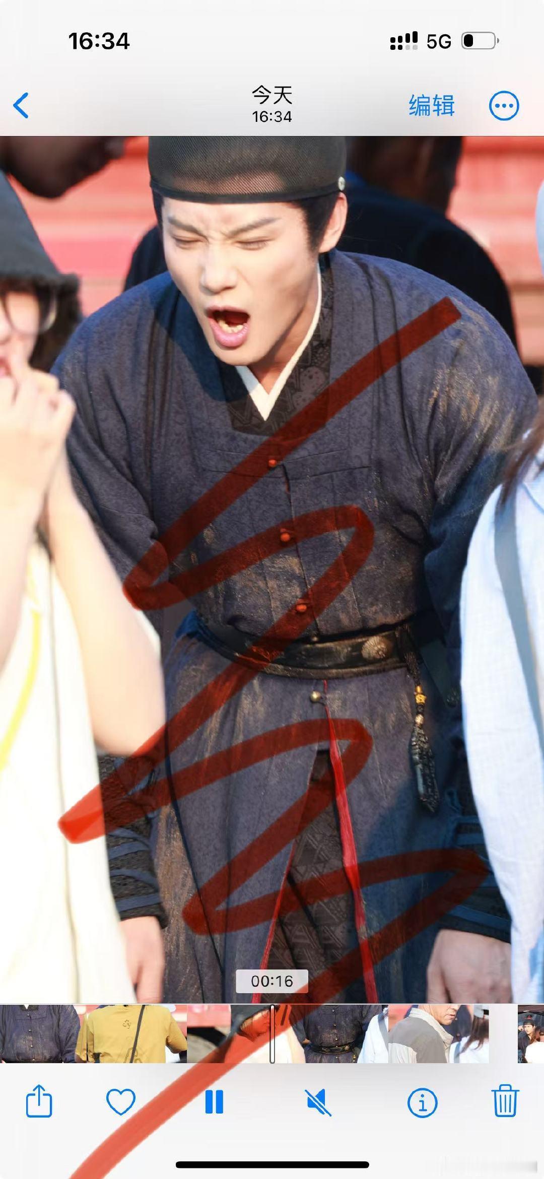 #出fo和收fo[超话]#    出郑业成学狗叫 ​
