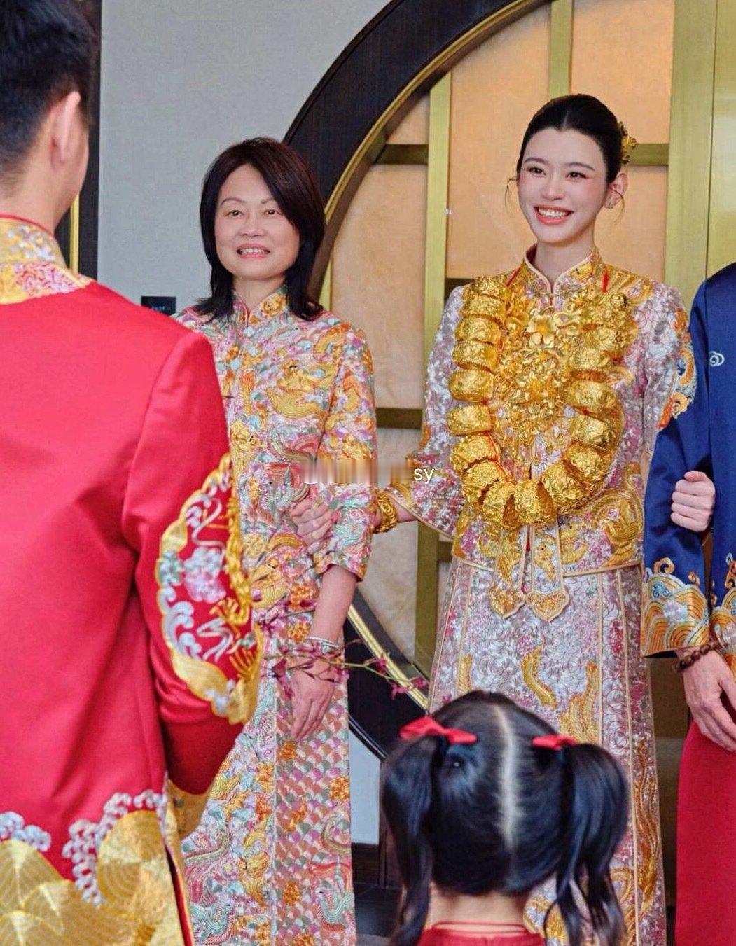 奚梦瑶22只龙凤镯，亮相婚礼答谢宴 ​