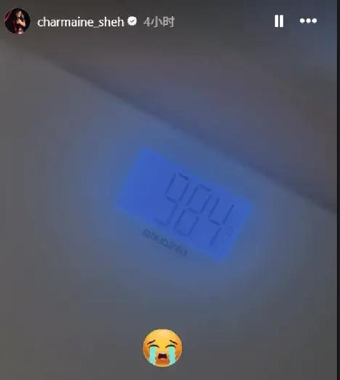 佘诗曼刚拿第四座视后奖杯就拉肚子一周瘦到89斤，51岁体重跌破百磅，普通人节后也要警惕这碗坏饭菜
一张体重秤的照片，数字定格在98.4磅，折合89.27斤。配文只有短短几个字：“食物中毒，屙了一个星期，新低点。”没有哭诉，没有长文解释，一个大哭的表情符号已经是她允许自己流露的全部情绪。
51岁的佘诗