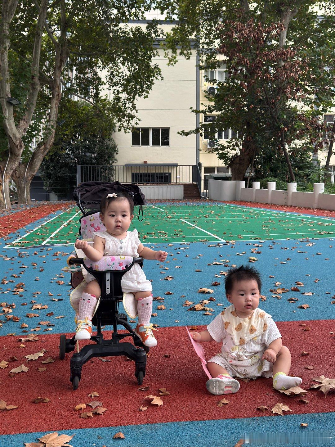 #奥莉的每一天#秋天到啦满地的落叶，我好爱我的女儿啊 ​