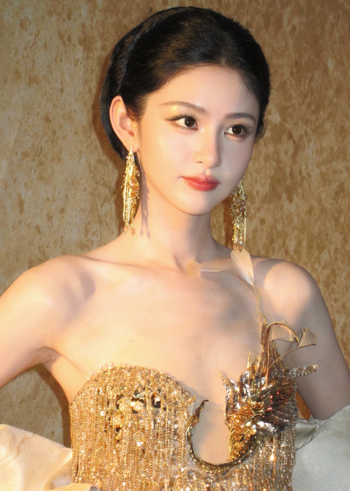 赵晴怎么美成这样了！时装周生图封神，内娱清冷天花板实锤