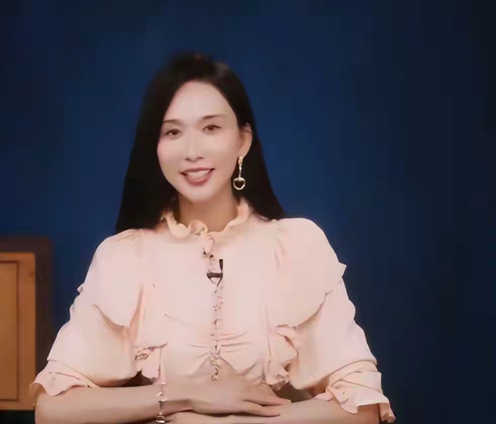 51岁林志玲出席活动，面黄肌瘦嘴凸，皱纹明显，网友：像日本人 ​