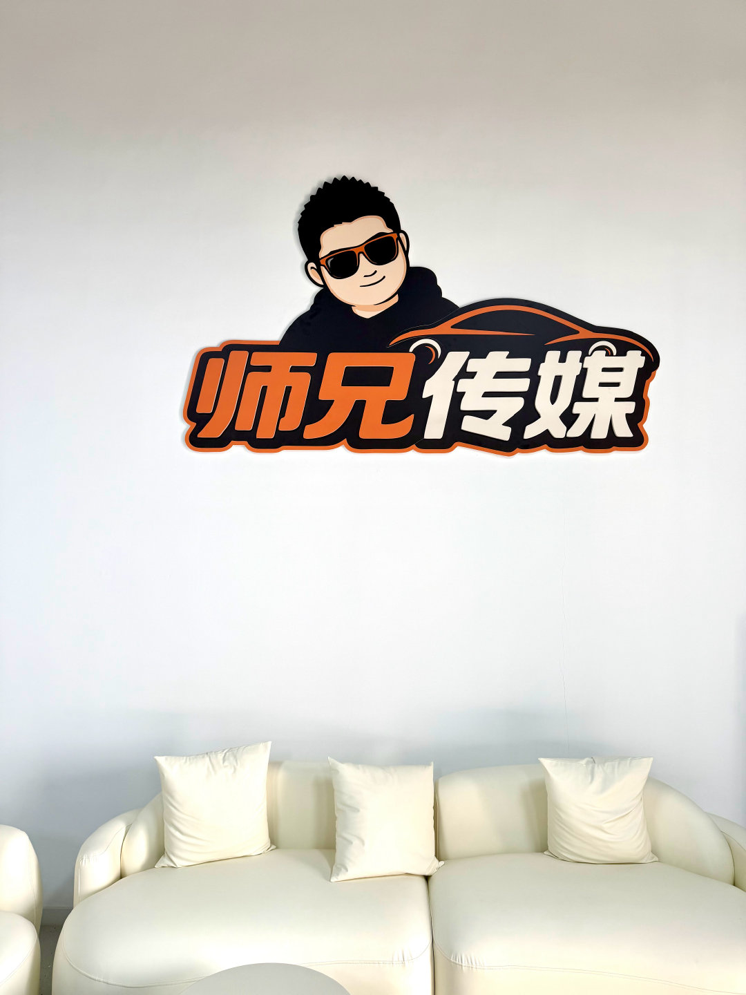 放假回来这两天没有拍车任务。集团车库显得空荡荡的，欢迎各个汽车、装甲车，坦克、自行榴弹炮厂家送车过来拍摄。

看了一下下周的排班，有点满，一共有总计300万的车要拍。 ​