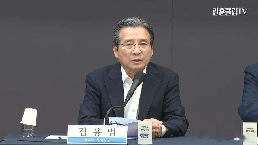 【韩国总统府政策室长金容范请辞获批】#韩国[超话]# 总统府青瓦台政策室长金容范1日辞职，总统李在明当天批准其辞呈。#NEWSPIM# ​
