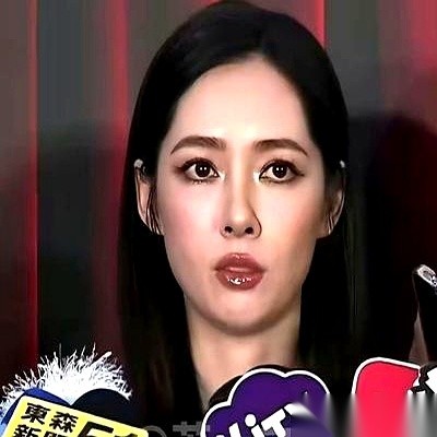 脱口秀舞台的顶光一打，镜头直接怼到了郭碧婷脸上。
台下的笑声一阵高过一阵，她站在立式麦克风前，嘴角虽然机械地往上扯着，眼神却直勾勾地盯着前方，讲出来的段子温吞得像是在背一份不得不念的汇报材料。
上一回在台北的品牌活动上，记者的话筒密密麻麻围了一圈，都在打探她的家事。
她一字一句交代得极有条理：父亲还