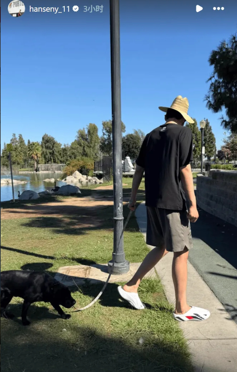 惬意！开拓者球员杨瀚森更新社媒晒出一张遛狗照  今日，开拓者球员杨瀚森...