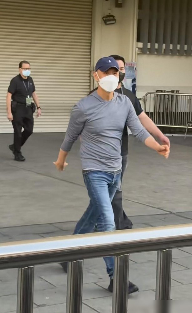 红馆尾场，张学友一上台就把许志安手给牵了，还说“现在好公开，冇所谓啦”。
底下直接炸了。
许志安这场复出个唱，尾场压轴请来张学友。两人合唱《我应该》，张学友闭着眼唱，把许志安那部分歌词也全背了下来，一句没掉。
最绝的是他自曝：本来想自己掏钱买票进场支持，结果问遍渠道，连高层都找了，愣是买不到。