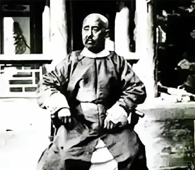 李鸿章搜了七天七夜，活不见人，死不见尸：张宗禹到底怎么没的？

1868年，徒骇河边，李鸿章接到消息：捻军统帅张宗禹只剩十几骑，被围在一座破庙里。清兵冲进去，却只抓到十几个伤兵——张宗禹不见了。

诡异的是，河滩上留着一件外袍、一双靴子、一把插在泥里的佩刀。人，却像被河水吞了。

原来前一晚，庙外马