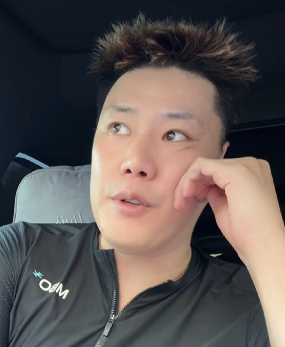 贺天举谈郭士强指导：

“我觉得郭导暂时还是不会下课，因为打完亚运会之后，我们后面还有世预赛的任务，这个时间太短了。”

这话是他前几天和老辽宁队球迷直播连麦时，掏出来的实在话。

镜头里的他比球员时期清瘦了些，鬓角悄悄冒了几根白丝——离开职业赛场这几年，他做过篮球解说，跑过民间赛事，男篮的每一场国