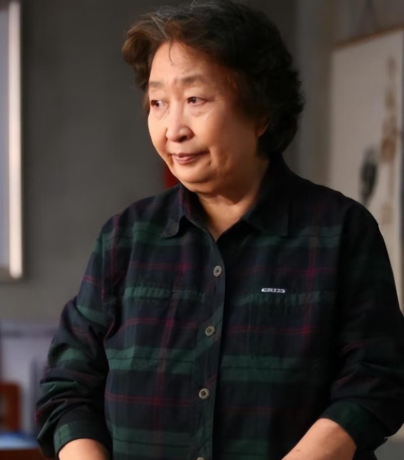 真是没想到，彭玉一家子三代人全都是演员。
彭玉自己就是演员，两个闺女大的叫赵玲琪，一级演员；小的叫赵珈琪，也是演员，就连外孙孟阿赛都是中戏出来的，《特战荣耀》里的萧云杰、《黄金瞳》里的彭飞，都是他。

彭玉就不多说了，17岁登台，演了七十多年。

2001年，67岁的她凭《月圆今宵》拿下上海国际电影
