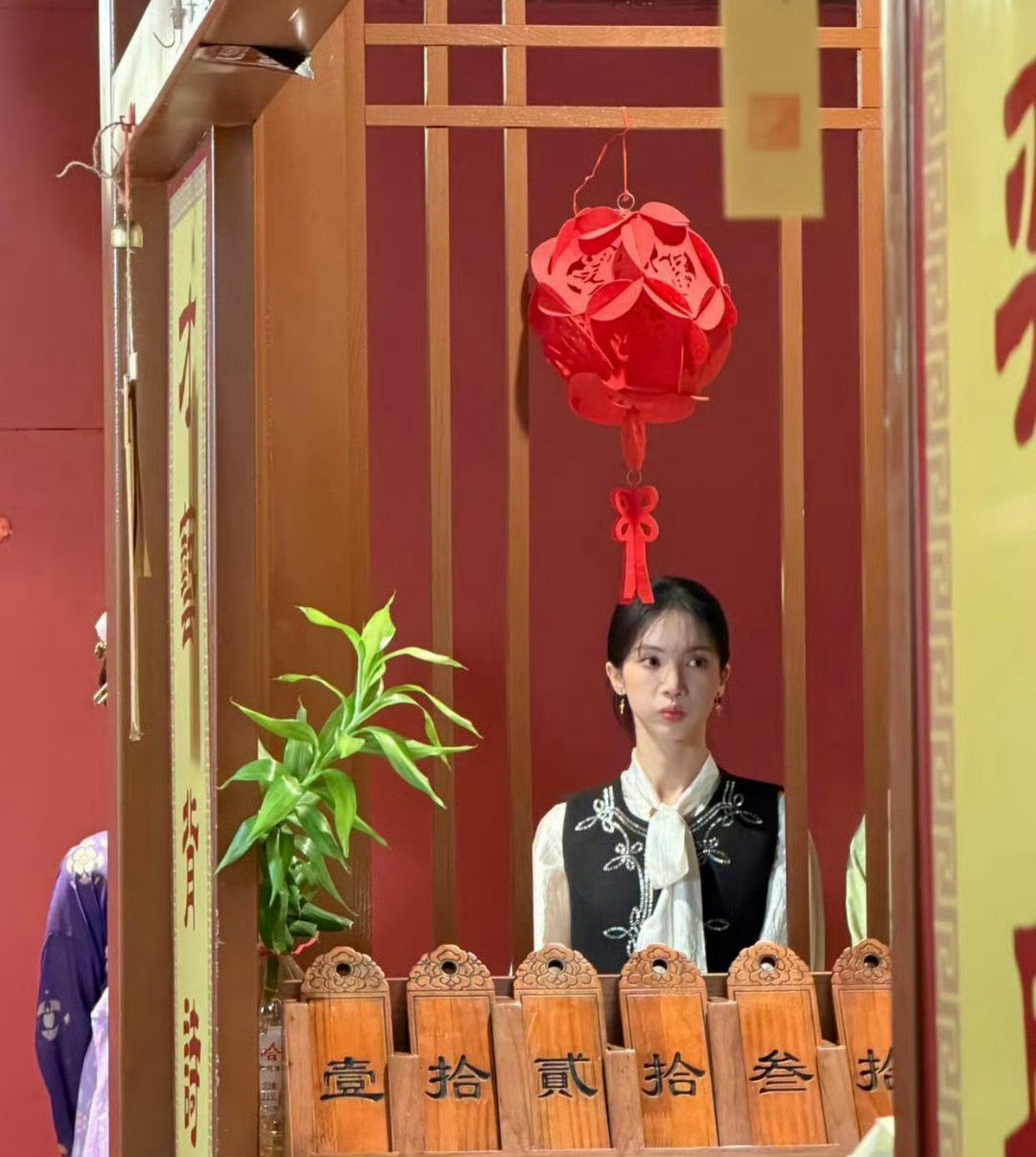 金晨单看还行，但跟端庄大方的央视主持人刘心悦站在一起，脸就明显太网红整感太强了。 ​​​