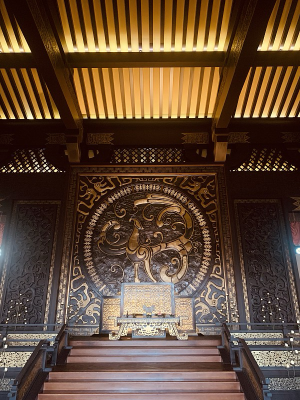 如果你是江东杰瑞孙权，如何能一统天下？！
别被“生子当如孙仲谋”的滤镜骗了，守成有余的孙权想统一天下，第一步就得先把江东的盘掰明白。
别死磕合肥送人头了，打了五次次次折损大将，张辽八百人就能在十万大军里七进七出，纯纯送经验包。不如直接把战略重心移到荆州，别等关羽水淹七军才背刺，提前三年和蜀汉谈好湘水