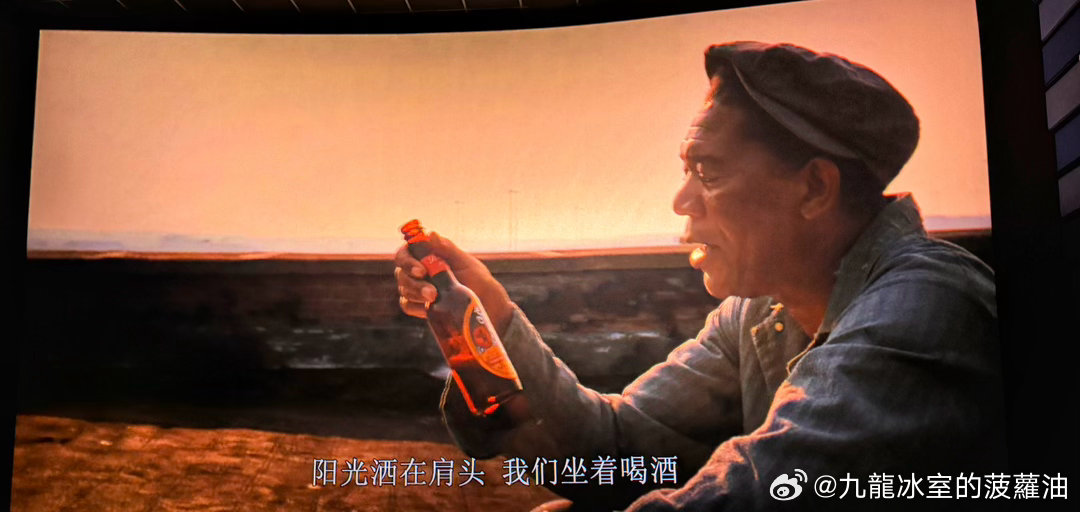 1994年上映的《肖申克的救赎》看了很多遍，这次首次内地公映还是要“补一张电影票”的，虽然是一部老片了，但也比那些“大制作”、“大IP”的烂片好看太多了……
“世界上最大的监狱，就是人的内心，走不出自己的执念，到哪里都是囚徒。” ‌"生命可以归结为一种简单的选择：要么忙于生存，要么赶着去 ​