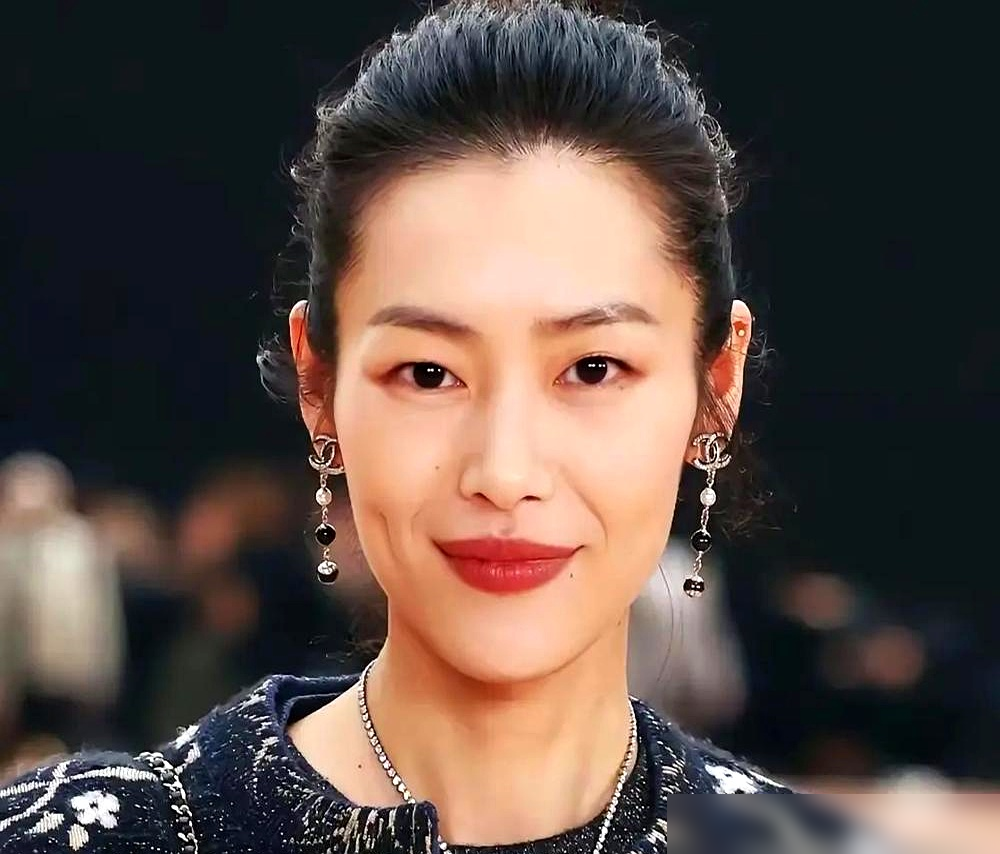 井柏然跟倪妮，当年那份分手声明，干净得吓人。
2018年7月5号，两边工作室同一分钟，甩出一模一样的文案。就一句：五月已和平分手，往后以朋友身份祝福彼此。
没互撕，没小作文，连标点符号都没差。网友还没回过神，这俩顺手又甩了份律师函，把合约情侣四个字直接摁死。当时媒体管这叫体面分手天花板。
可你
