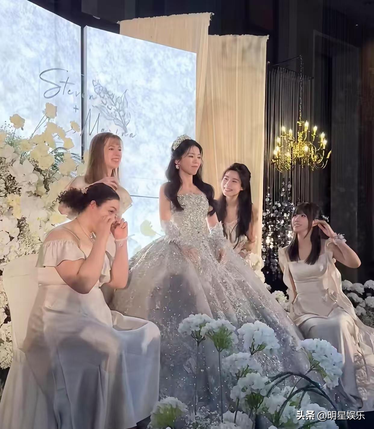 卢昱晓最近当伴娘的事儿，倒给不少女艺人提了个醒： 
女明星去给圈外闺蜜当伴娘、姐妹团，穿搭尺度真的很难把握。打扮出彩，容易被指责抢新娘风头；穿搭朴素，又会被吐槽平平无奇，比不上其他人亮眼。 
卢昱晓属于淡颜系，五官不是浓烈精致类型，远景镜头不占优势，混在人群里很容易被盖住。个人特质不算突出，不容易让