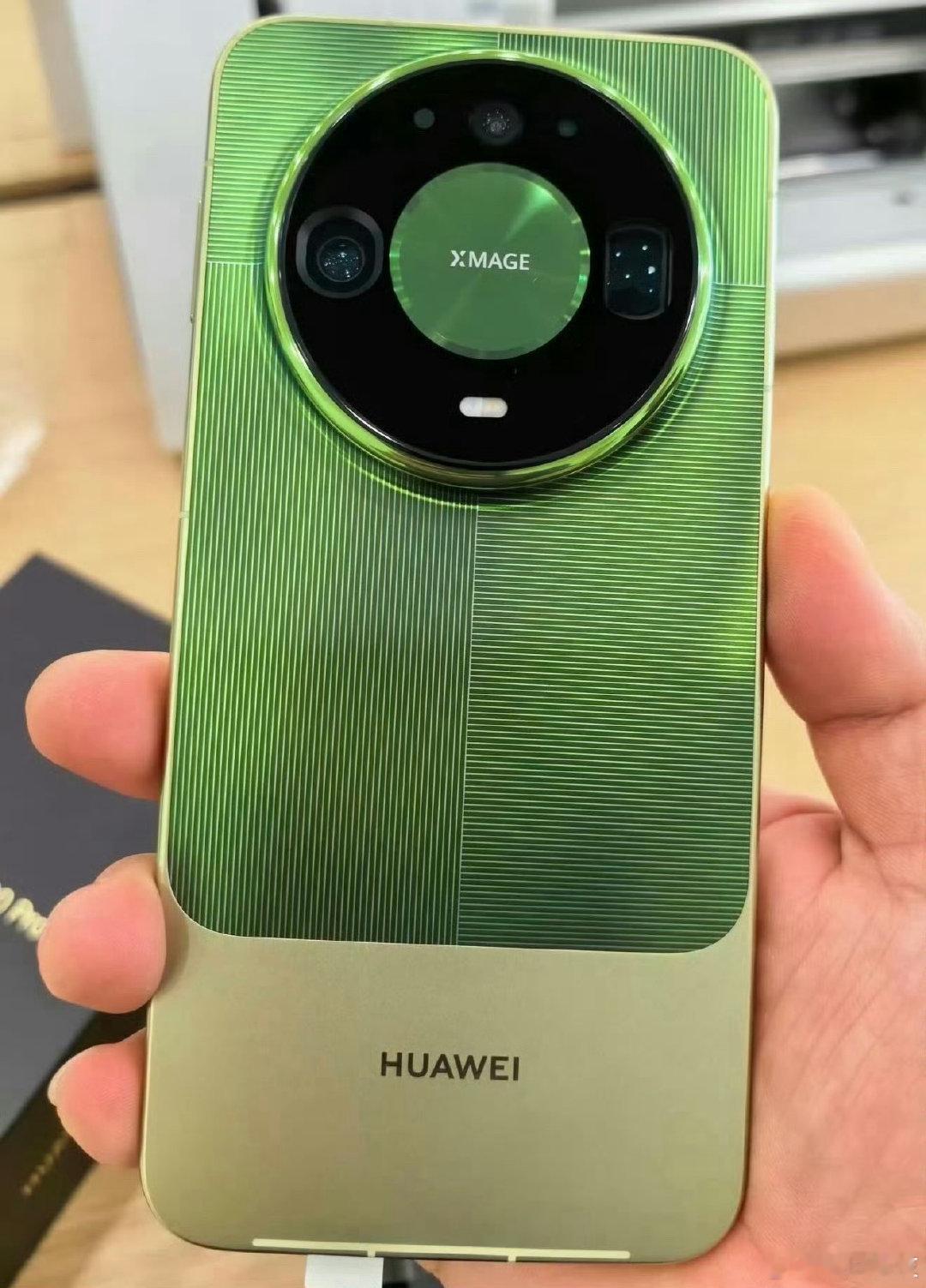 #华为Mate90真机图流出#星环镜头回归，全系都是居中圆形模组，RS版单独给了八边形星钻。后盖搞了上下双拼，上半哑光玻璃下半大理石纹理，看着挺有层次。最让我意外的是全系回归直屏，等深微曲终于砍了。Pro Max典藏版星环还带宝石工艺，能直接外接增距镜，这是把手机当相机使了。 ​