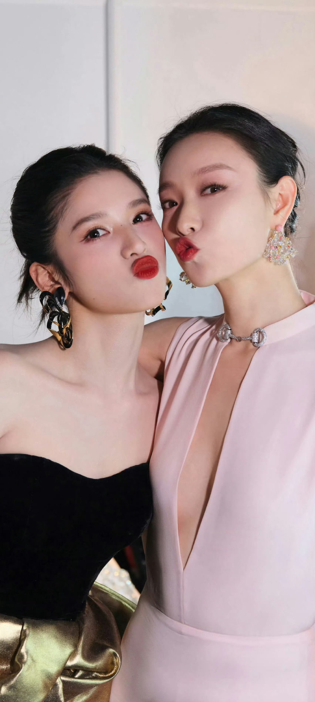 张静仪与倪妮 两大气质美女🌹红唇迷人 优雅高贵😍#张婧仪##倪妮# ​