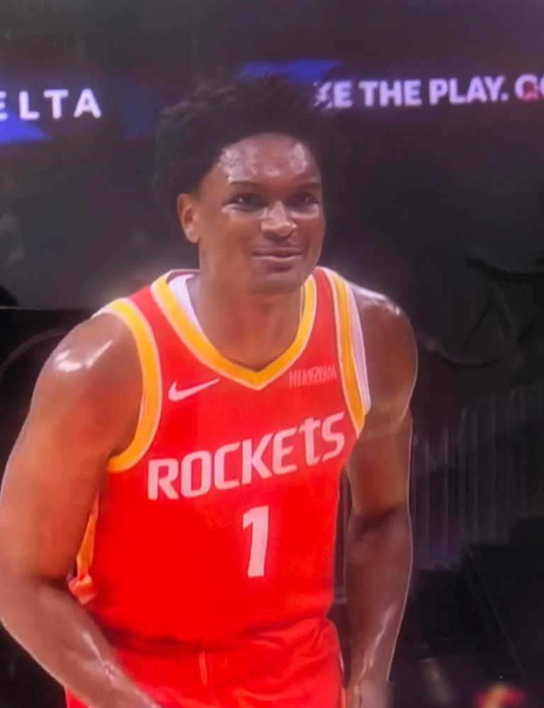 ESPN说火箭只有42%胜率，结果这帮人把老鹰生吞了。
范弗利特、斯玛特全歇着，换别的队早崩了。火箭愣是靠锋线那帮长手怪轮番绞杀，谢泼德逮着机会就往死里投。
4胜0负，2014年以来头一回。申京、汤普森往那一站，亚当斯刚复出就续了3900万，范弗利特回来组织立马顺了。
背靠背又怎样，轮休策略玩