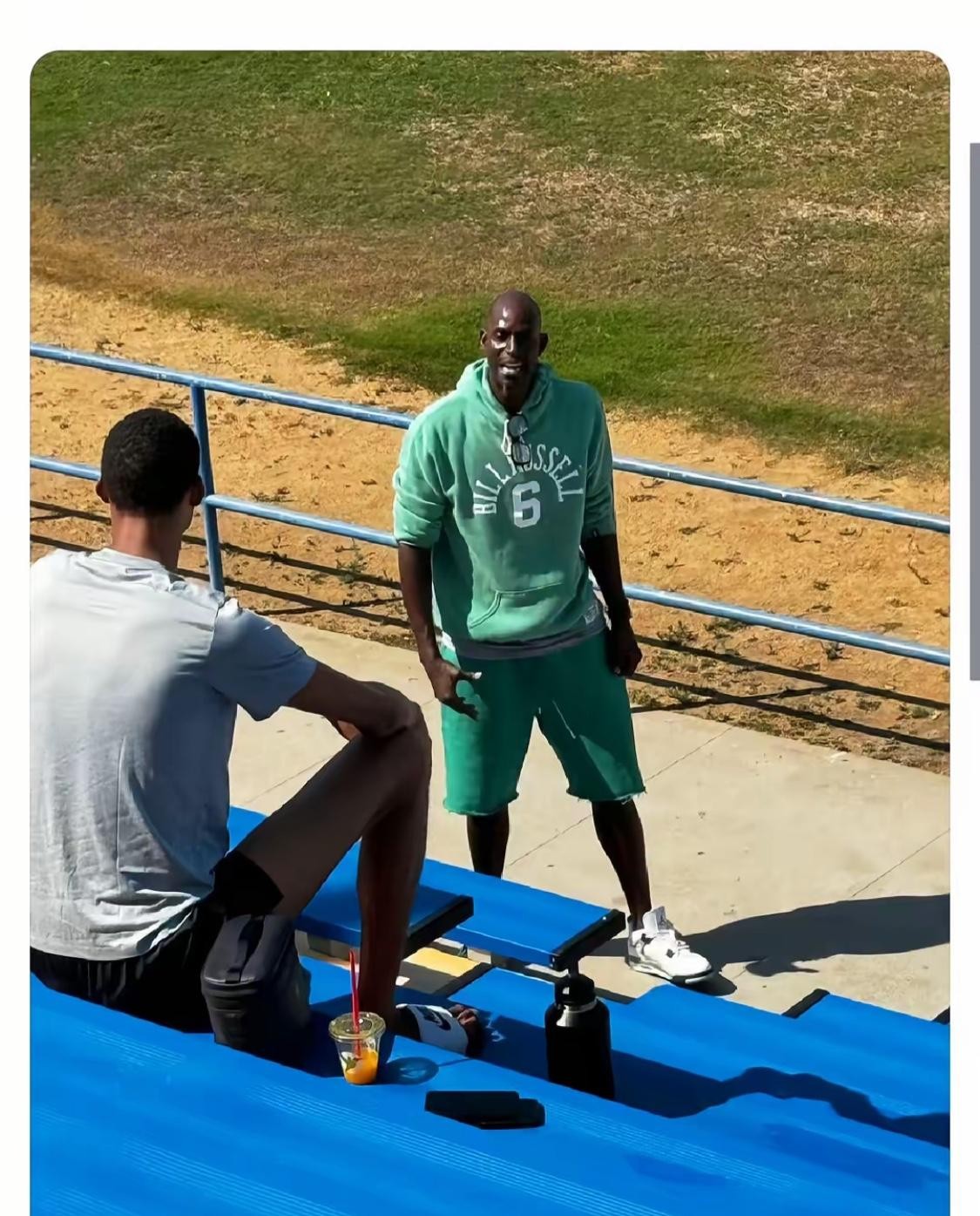 谁能想到，堂堂NBA名宿、名人堂级别的大佬，居然在公开场合疯狂怂恿一个...