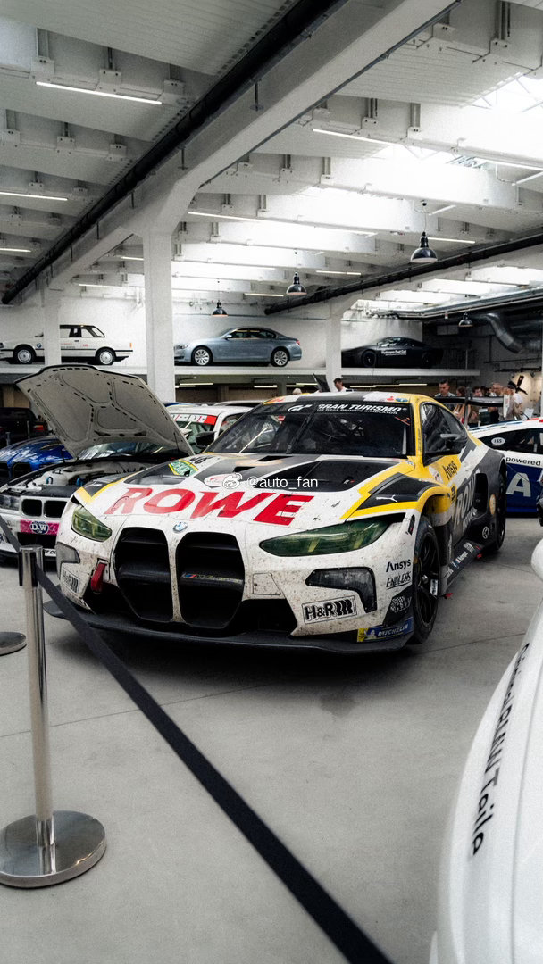【纽博格林24小时耐力赛冠军车】这辆宝马M4 GT3 EVO冠军车目前正收藏在宝马神秘车库，车辆也未经清洗，还原了赛后最真实的状态。 ​