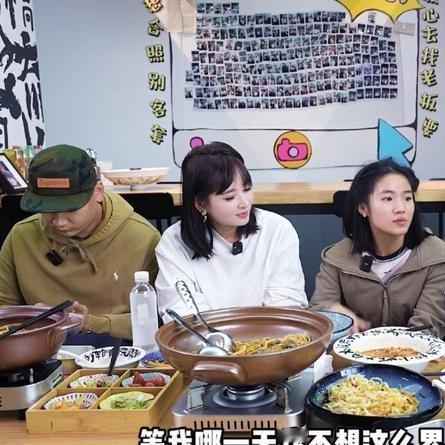 李勒优脱离晋妈的镜头之后，最大的变化不是变美了，而是她脸上那股寄人篱下的紧绷感终于散了。
前两年看崔晋拍的视频，李勒优在镜头前总是一脸痘，穿搭老气横秋，笑得小心翼翼，怎么看都透着一股“努力配合剧本”的生硬。
现在再看，整个人的精气神完全换了茬，松弛得不像同一个人。
网上不少人怪她不懂感恩，说当