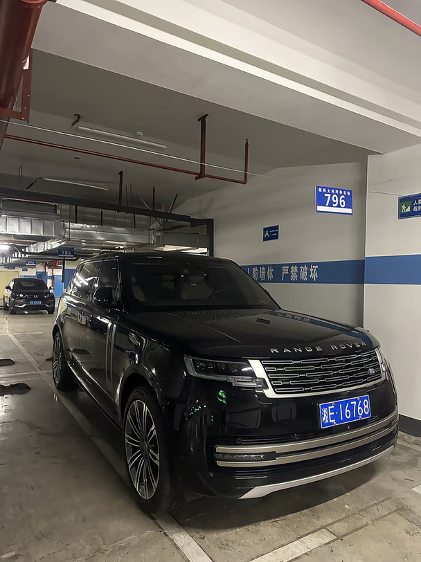 黑色路虎揽胜加长还是帅的！
