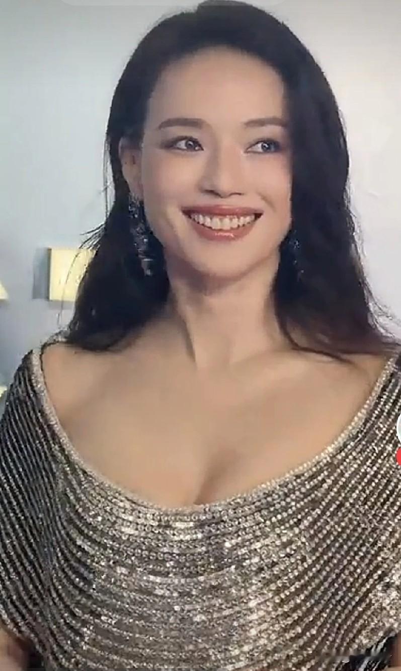 舒淇确实不算是传统意义上的大美女。小时候看她，觉得她皮肤黑、眼睛小、嘴...