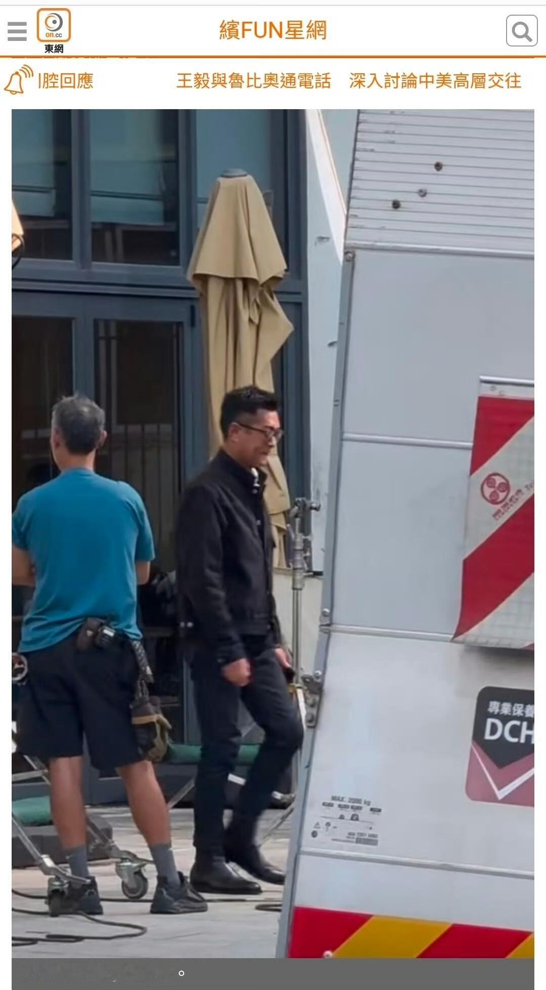 港媒这“成毅日报”更新速度简直比追剧还上头！

前一秒还在夸成毅“专业”“星味浓”，古仔一现身画风突变：“惺惺相惜”“揽头揽颈”“擦出火花”……港媒这波虎狼之词，属实是把流量密码玩明白了！

说白了，这哪是报道，分明是大型磕糖现场。两位实力派同框本就吸睛，港媒更是精准拿捏观众心理，把正常互动渲染得暧