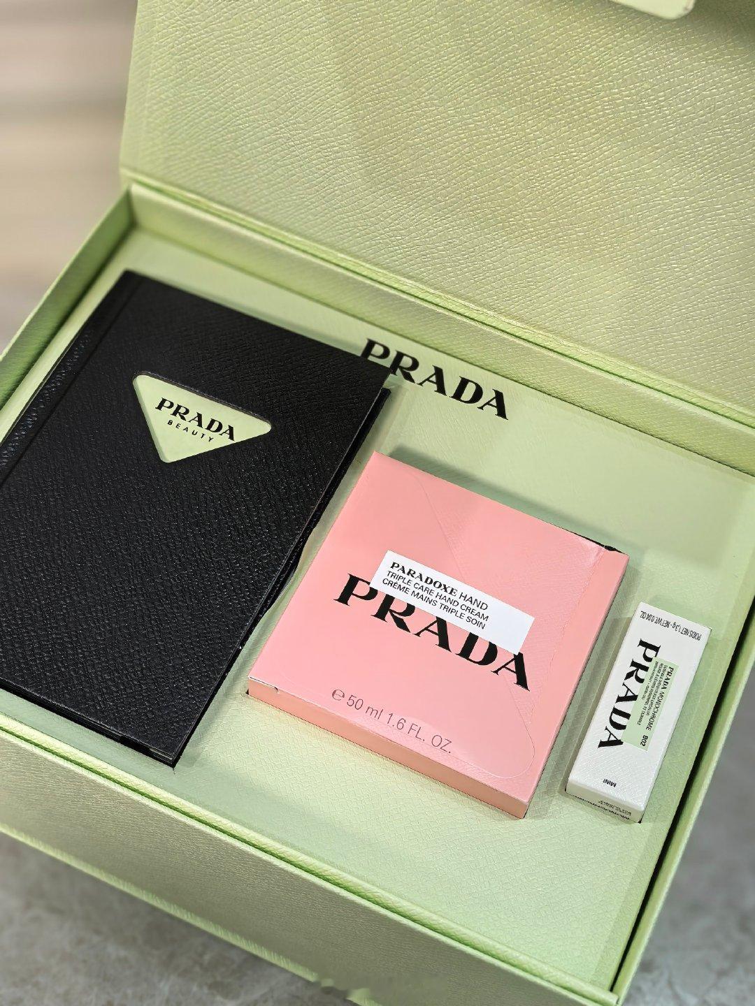 谢谢五菱的中秋礼物
一看咱们就很懂我们女孩子
居然是PRADA的礼盒 太会送了
国民品牌深得民心[可怜]

#我和汽车的日常# ​