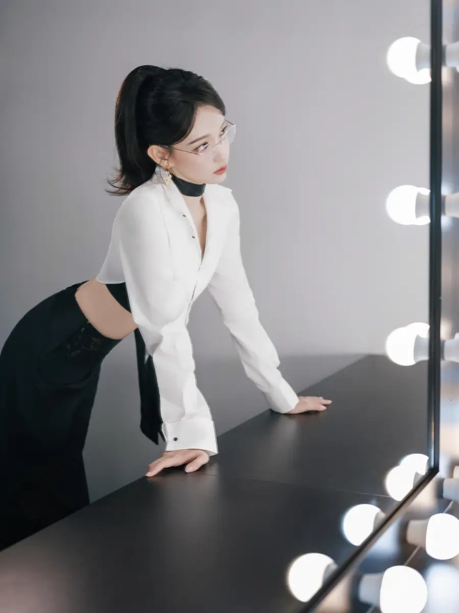 程潇戴无框眼镜高智感十足 高马尾发型干练时尚。近日，工作室分享一组程潇...