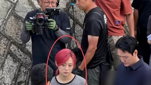 孙俪的脸，在郑晓龙镜头里能封神，换个导演立马现原形。
你看《甄嬛传》，回眸、低眉、落泪，帧帧都是工笔画。再看她最近几部戏，同样的五官，质感天差地别。不是她垮了，是没人再费那个劲去“雕”她。
刚杀青的《生日将至》，路透图被群嘲状态差。可《危险关系》豆瓣7.7，又有人说她演技回春。同一个孙俪，评价像
