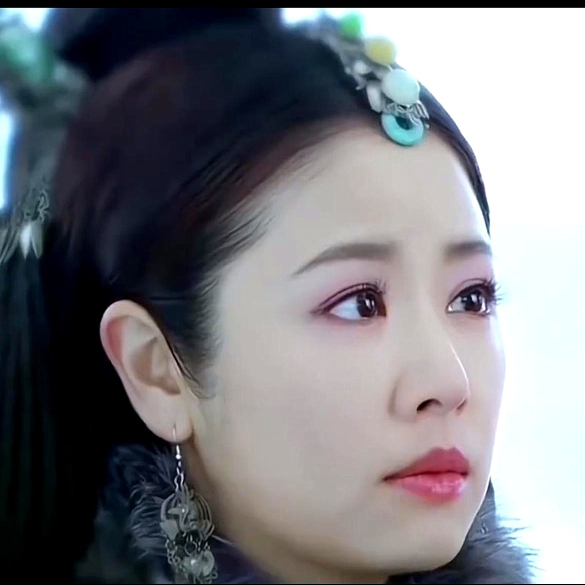 林心如，当年在《还珠》剧组里，颜值都排不进前三。

这话说出来，估计很多人不信。但你把她放进那个年代的女演员堆里，陈好、张庭、黄奕、蒋勤勤，哪个不是顶级的脸蛋？再看林心如，早期演戏就那几招，一紧张就瞪大眼睛，透着一股子不自然的劲儿。

说白了，她根本不是靠脸蛋和天赋吃饭的那一拨。同期的女演员，要么早