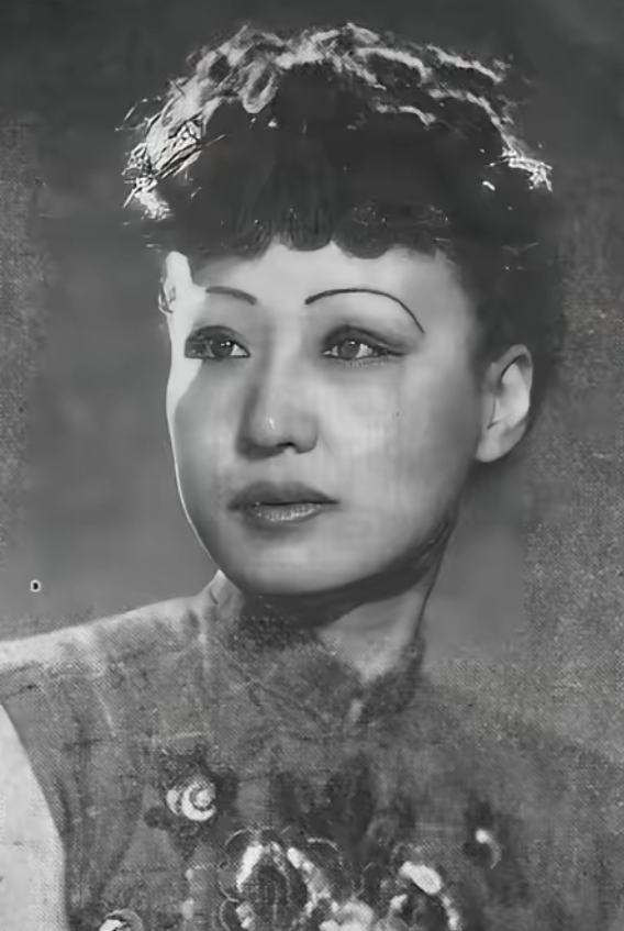 1937年深秋，上海百乐门头牌舞女李丽，死盯着个喝高的日军大佐。

她赔笑灌酒，