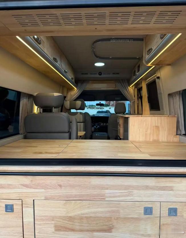 江铃福顺和大通V90改床车哪个划算？预算15万内这样选不返工

最近好多准备入坑房车生活的朋友问我：手里预算不多，想改一台能睡觉、能短途户外旅行的床车，江铃福顺、大通V80、大通V90、福特系、依维柯、先锋官、大通大拿、新能源宿营车，名字一堆，到底先盯哪台？

先说结论：纯入门、预算紧、主要周 ​