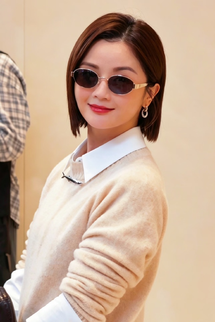 今天蔡卓妍在出席时尚活动的时候搭配的很有清新靓丽感，气质也不错，真的是太美了。

蔡卓妍里面穿白色衬衣，外面套着米色的针织衫，两件衣服的叠穿效果很不错。

她下身搭配了一件蓝色的阔腿牛仔裤，还特意拉高了腰线，能够让她凸显出完美的身材比例。

蔡卓妍脚踩黑色的尖头高跟鞋，展现出了满满的犀利感，整体效果